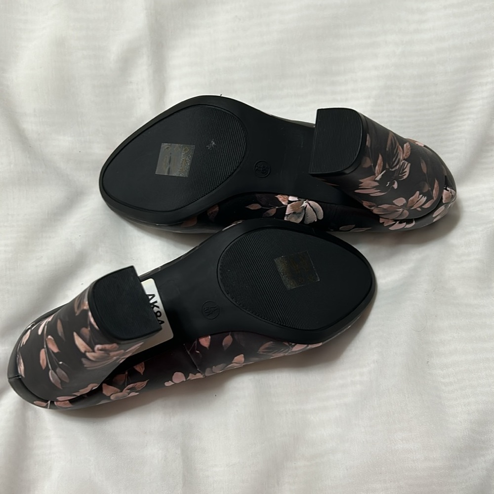 Le Chateau - shoes - Picture 4 of 5